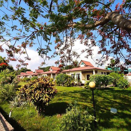 Attran Hotel Моламьяйн Экстерьер фото