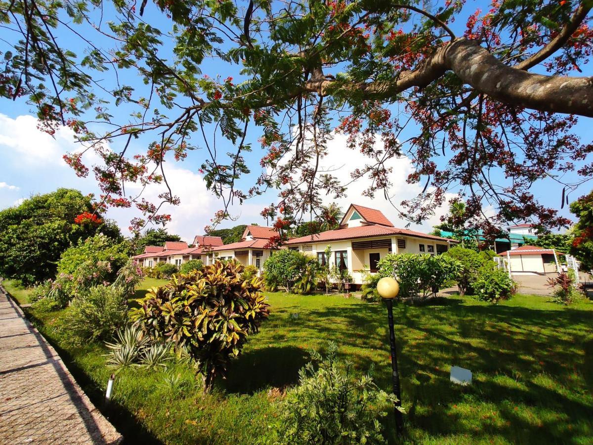 Attran Hotel Моламьяйн Экстерьер фото