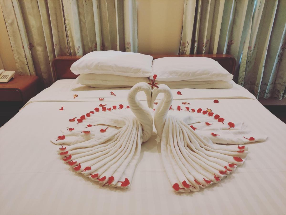 Attran Hotel Моламьяйн Экстерьер фото