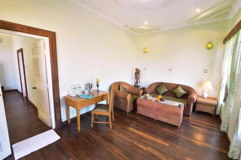 Attran Hotel Моламьяйн Экстерьер фото