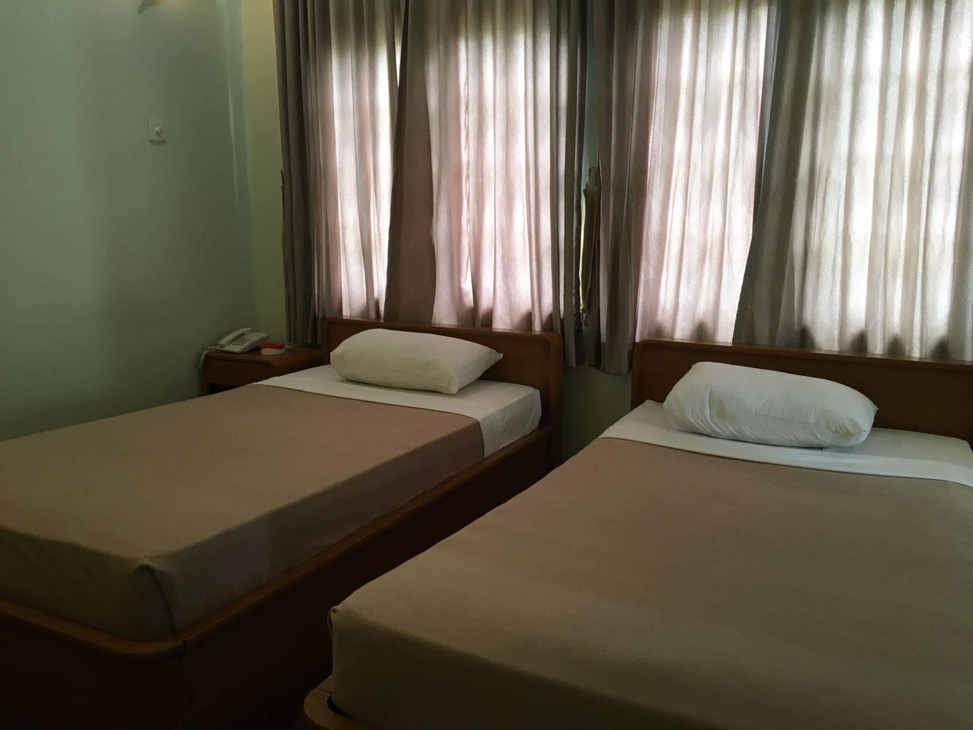 Attran Hotel Моламьяйн Экстерьер фото